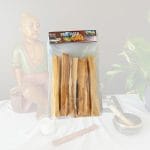 Un paquet de Palo Santo sur un arrière plan avec une image zen. Ce paquet de bois sacré est composé de plusieurs bâtons à bruler pour nettoyer les énergies.