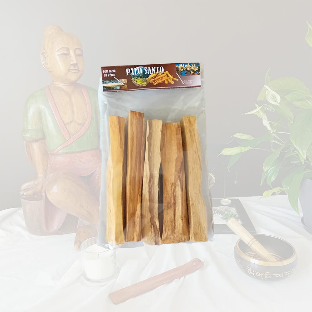 Un paquet de Palo Santo sur un arrière plan avec une image zen. Ce paquet de bois sacré est composé de plusieurs bâtons à bruler pour nettoyer les énergies.