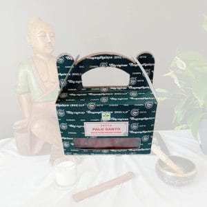 Une boite de cônes à reflux Satya Palo Santo sur un fond zen créant une atmosphère apaisante. Utilisés avec un porte encens adapté, ils créent une cascade de fumée pour un effet visuel magique. Ils sont utilisés dans les rituels spirituels, la relaxation, et pour la purification.