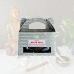 Une boite de cônes à reflux Satya white sage sur un fond zen créant une atmosphère apaisante. Utilisés avec un porte encens adapté, ils créent une cascade de fumée pour un effet visuel magique. Ils sont utilisés dans les rituels spirituels et la relaxation. Ils nettoient les espaces des énergies négatives.
