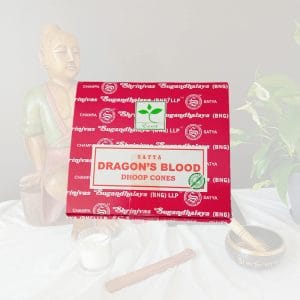 Une boite de cônes Satya sang de dragon sur un fond zen. Ces cônes sont composés de résine de sang de dragon et de bois de santal. Ils sont utilisés dans les rituels spirituels, la relaxation et la purification.