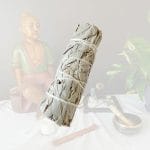 Un fagot de sauge blanche sur un fond zen créant une atmosphère apaisante. Ce fagot est utilisé dans les rituels de fumigation pour purifier l'air et les énergies. Une fois brulé il nettoie les espaces des énergies négatives.