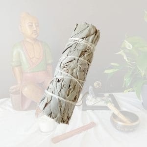 Un fagot de sauge blanche sur un fond zen créant une atmosphère apaisante. Ce fagot est utilisé dans les rituels de fumigation pour purifier l'air et les énergies. Une fois brulé il nettoie les espaces des énergies négatives.