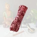 La sauge Sang de Dragon en fagot est composée de sauge blanche et de résine de Sang de Dragon. Elle nettoie les espaces des énergies négatives.