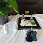 Porte encens pour cônes à reflux en résine dans une atmosphère zen. Cet article est une représentation détaillée du Bouddha en méditation. Son utilisation avec des cônes à reflux donne un effet visuel exceptionnel.