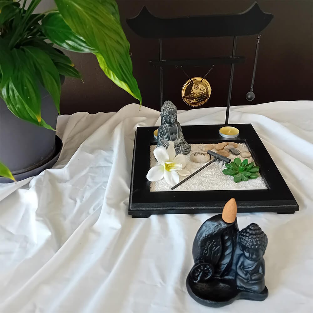 Porte encens pour cônes à reflux en résine dans une atmosphère zen. Cet article est une représentation détaillée du Bouddha en méditation. Son utilisation avec des cônes à reflux donne un effet visuel exceptionnel.