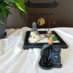 Porte encens pour cônes à reflux en résine dans une atmosphère zen. Cet article est une représentation détaillée du Bouddha en méditation. Son utilisation avec des cônes à reflux donne un effet visuel exceptionnel.