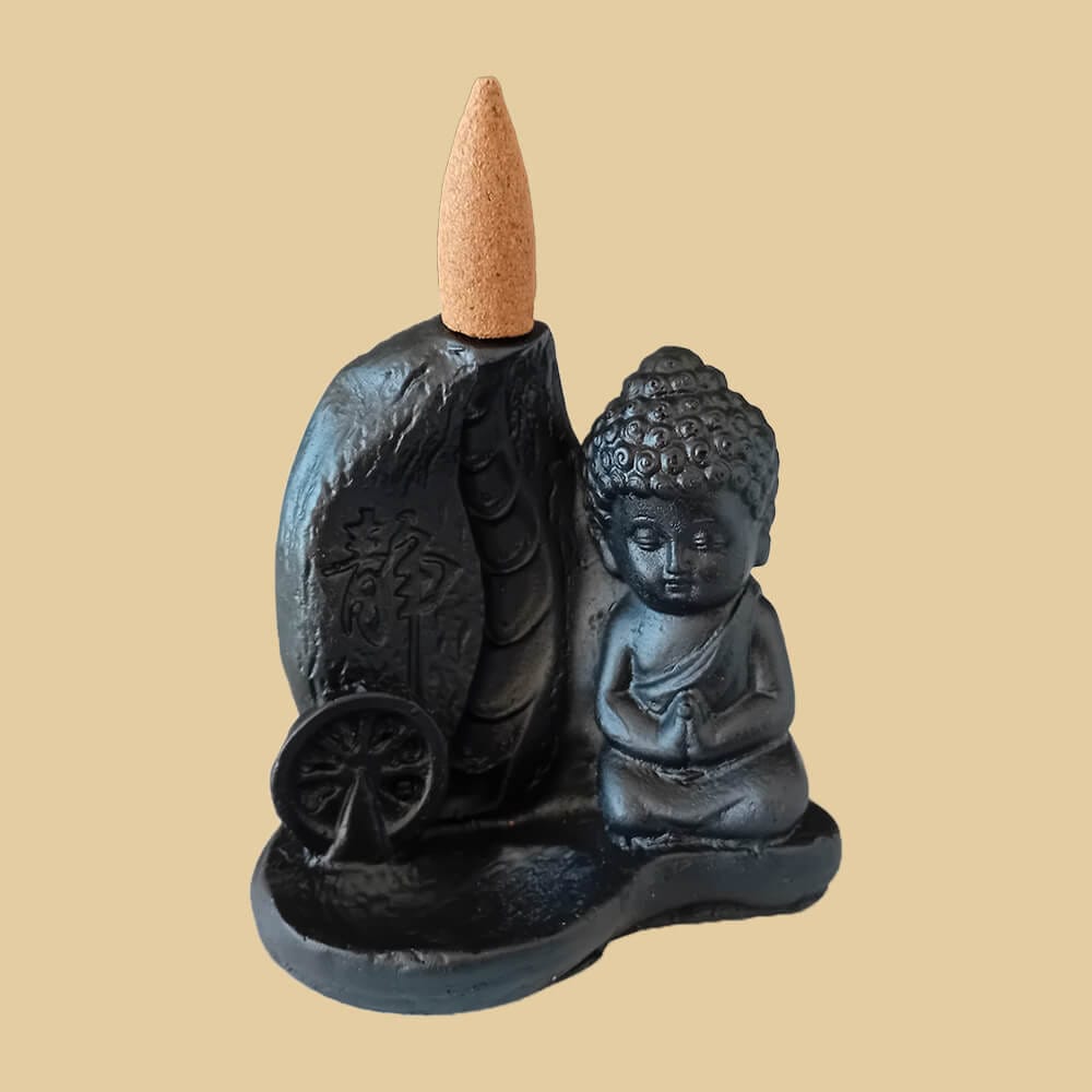 Porte encens pour cônes à reflux en résine sur un fond doré. Cet article est une représentation détaillée du Bouddha en méditation. Son utilisation avec des cônes à reflux donne un effet visuel exceptionnel.