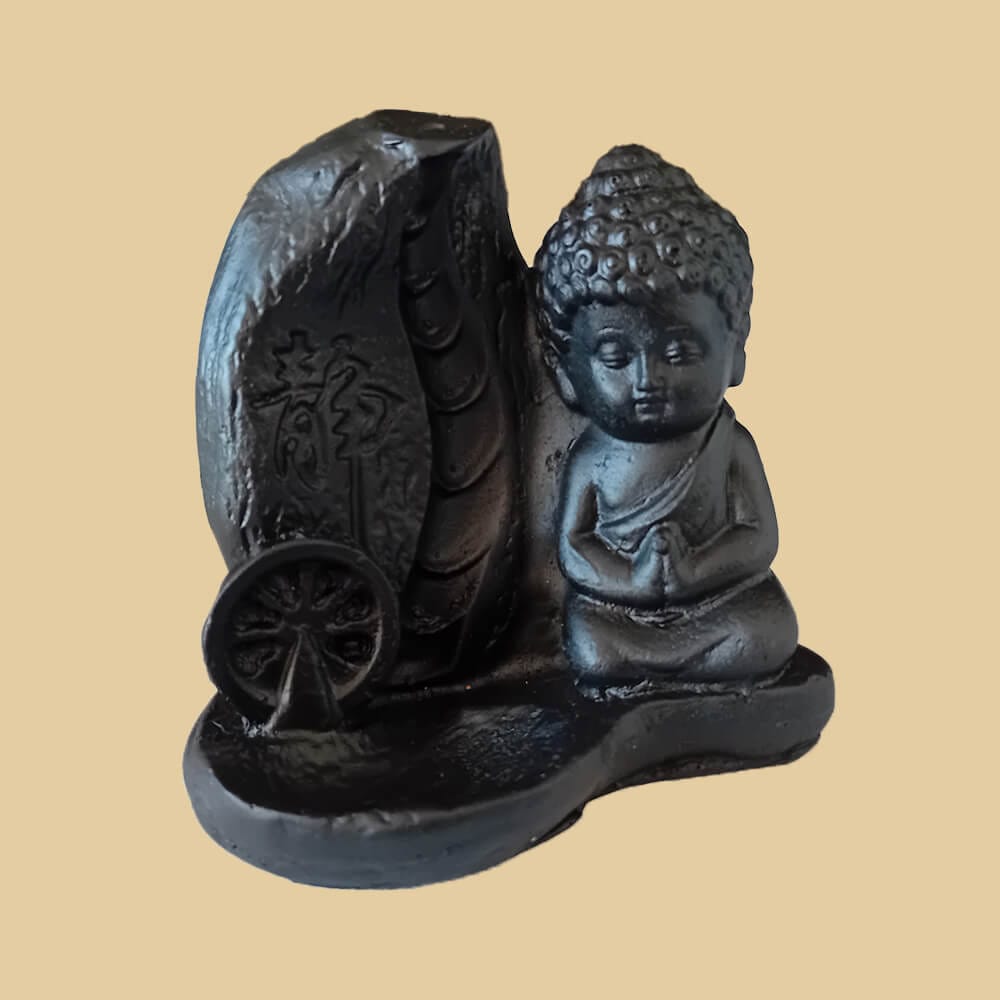 Porte encens pour cônes à reflux en résine sur un fond doré. Cet article est une représentation détaillée du Bouddha en méditation. Son utilisation avec des cônes à reflux donne un effet visuel exceptionnel.