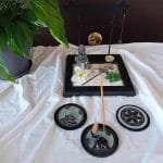 Ensemble de portes encens noirs ronds dans une atmosphère apaisante. Ils sont en pierre et peuvent être utilisés avec des bâtonnets ou des cônes simples d'encens. Ils ont des motifs zen dans un design minimaliste et élégant.