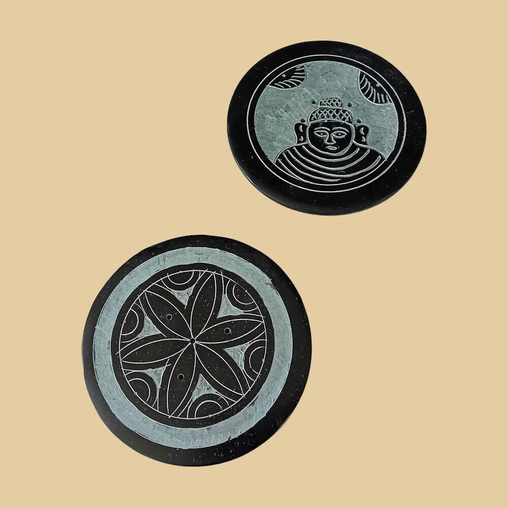 Ensemble de portes encens noirs ronds sur un fond. Ils sont en pierre et peuvent être utilisés avec des bâtonnets ou des cônes simples d'encens. Ils ont des motifs zen dans un design minimaliste et élégant.