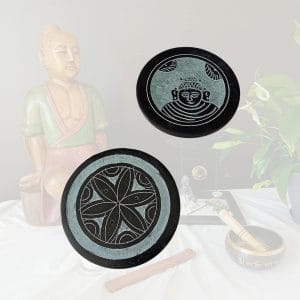 Ensemble de portes encens noirs ronds sur un fond apaisant. Ils sont en pierre et peuvent être utilisés avec des bâtonnets ou des cônes simples d'encens. Ils ont des motifs zen dans un design minimaliste et élégant.