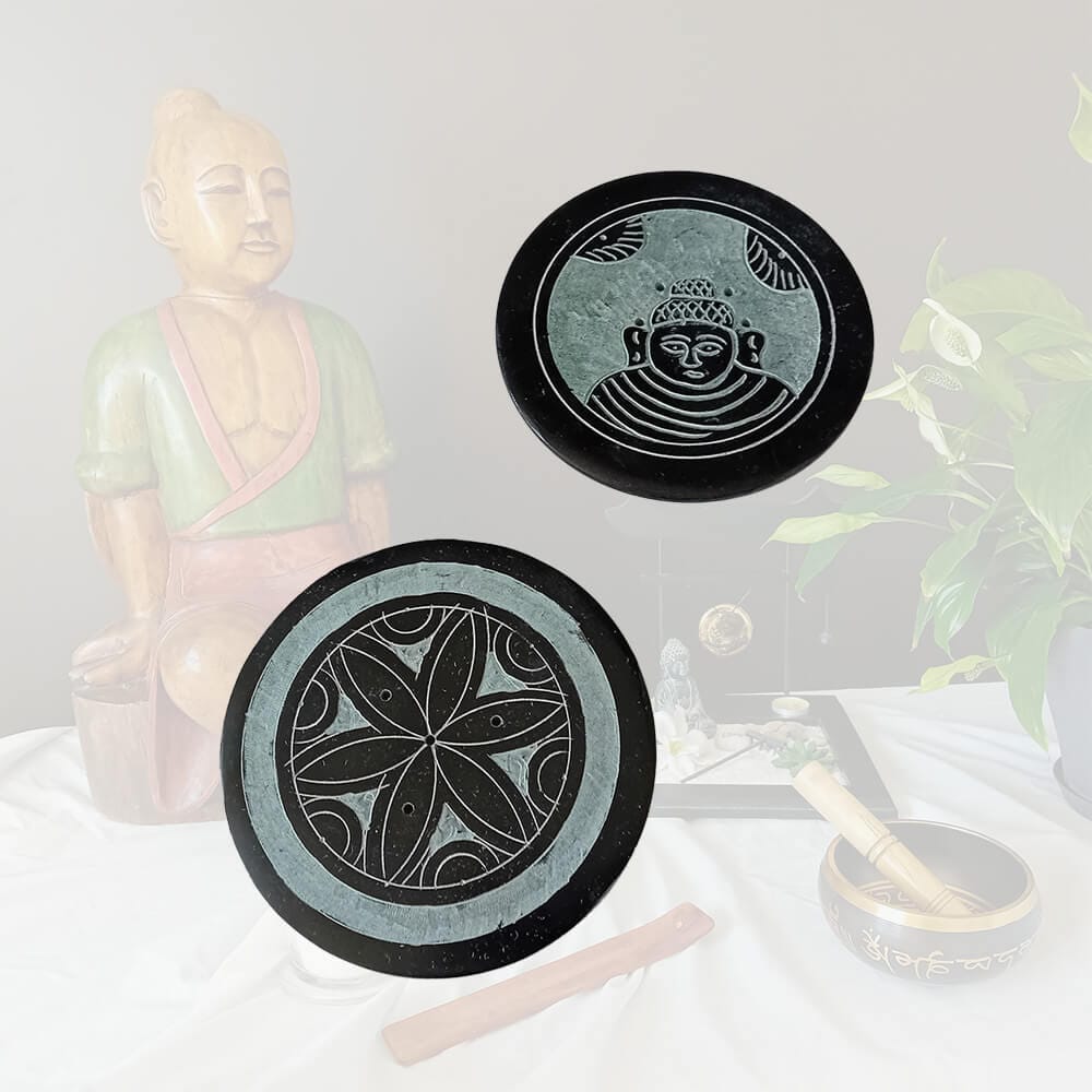 Ensemble de portes encens noirs ronds sur un fond apaisant. Ils sont en pierre et peuvent être utilisés avec des bâtonnets ou des cônes simples d'encens. Ils ont des motifs zen dans un design minimaliste et élégant.