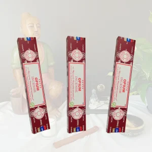 Image du pack de 3 boîtes de bâtonnets d'encens Opium. L'image est prise sur un fond zen et apaisant. Ce pack est en vente chez Zen Aatma - boutique zen et ésotérique.