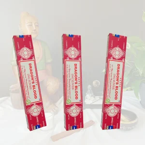 Image du pack de 3 boîtes de bâtonnets d'encens sang de dragon. L'image est prise sur un fond zen et apaisant. Ce pack est en vente chez Zen Aatma - boutique zen et ésotérique.