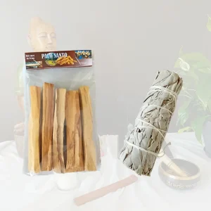 Image du pack Palo Santo / sauge blanche en fagot qui est un lot de produits de fumigation pour la protection et la purification. Il comprend un sachet de Palo Santo et un fagot de sauge blanche de Californie. L'image est prise sur un fond zen et apaisant. Ce pack est en vente chez Zen Aatma - boutique zen et ésotérique.