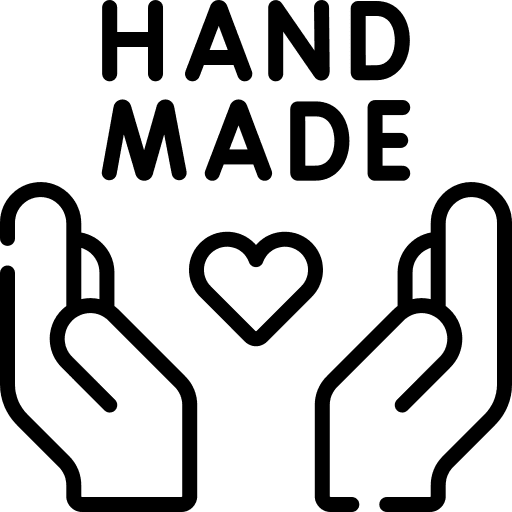 Icône représentant deux mains entourant un cœur et le mention "hand made" c'est à dire "fait mains". Cet icône représente le fait que les produits de la boutique en ligne Zen Aatma sont fabriqués artisanalement.