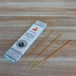 Image de l'encens Ayurvedic sauge blanche en bâtonnets. Cette boite d'encens est posée sur un fond zen. Il y a 3 bâtonnets d'encens à la sauge blanche posés à côté. Cette fragrance est en vente chez Zen Aatma - boutique zen et ésotérique.