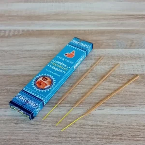 Image de l'encens Ayurvedic stress relief en bâtonnets. Cette boite d'encens est posée sur un fond zen. Il y a 3 bâtonnets d'encens stress relief posés à côté. Cette fragrance est en vente chez Zen Aatma - boutique zen et ésotérique.