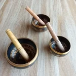 La gamme de bols tibétains, objets d'épanouissement personnel idéal pour la méditation, la relaxation et les soins énergétiques. Il sont disponibles en 3 tailles : moyen, grand et très grand. Ils émettent des vibrations sonores harmonieuses grâce à leur bâton spécial. Disponibles chez Zen Aatma - boutique zen et ésotérique.