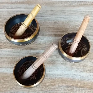 La gamme de bols tibétains, objets d'épanouissement personnel idéal pour la méditation, la relaxation et les soins énergétiques. Il sont disponibles en 3 tailles : moyen, grand et très grand. Disponibles chez Zen Aatma - boutique zen et ésotérique.