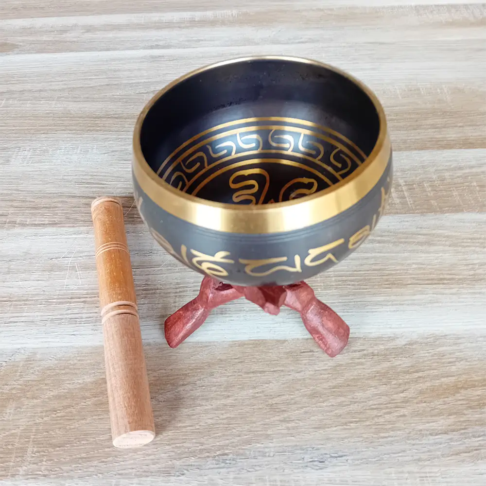 Image d'un bol chantant tibétain sur un trépied Cobra laqué. Objet d'épanouissement personnel idéal pour la méditation, la relaxation et les soins énergétiques le bol chantant tibétain est disponible en 3 tailles : moyen, grand et très grand. Il émet des vibrations sonores harmonieuses grâce à son bâton spécial. Disponible chez Zen Aatma - boutique zen et ésotérique.