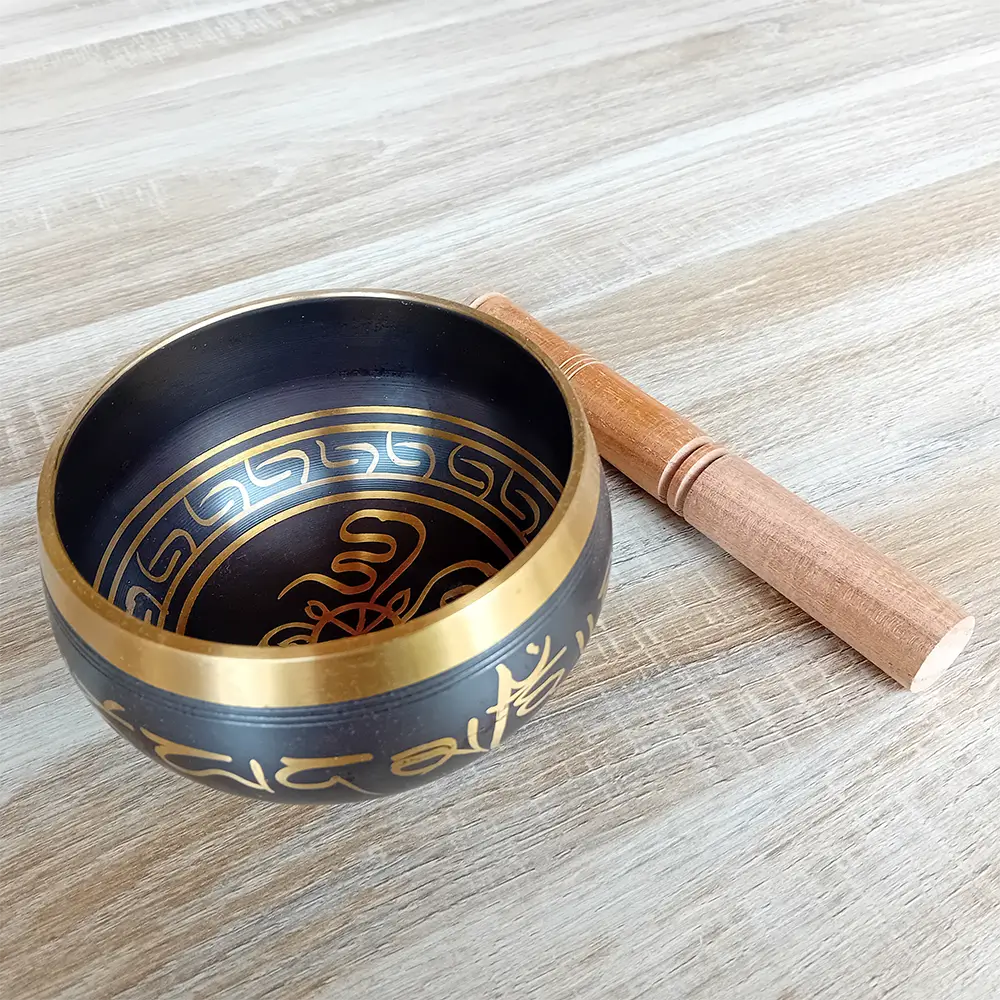 Image d'un grand bol chantant tibétain. Objet d'épanouissement personnel idéal pour la méditation, la relaxation et les soins énergétiques le bol chantant tibétain est disponible en 3 tailles : moyen, grand et très grand. Il émet des vibrations sonores harmonieuses grâce à son bâton spécial. Disponible chez Zen Aatma - boutique zen et ésotérique.