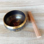 Image d'un grand bol chantant tibétain. Objet d'épanouissement personnel, il est disponible en 3 tailles : moyen, grand et très grand. Il émet des vibrations sonores harmonieuses grâce à son bâton spécial. Disponible chez Zen Aatma - boutique zen et ésotérique.