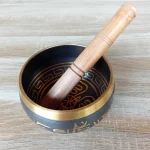 Image d'un grand bol chantant tibétain. Objet d'épanouissement personnel idéal pour méditer, le bol chantant tibétain est disponible en 3 tailles : moyen, grand et très grand. Il émet des vibrations sonores harmonieuses grâce à son bâton spécial. Disponible chez Zen Aatma - boutique zen et ésotérique.