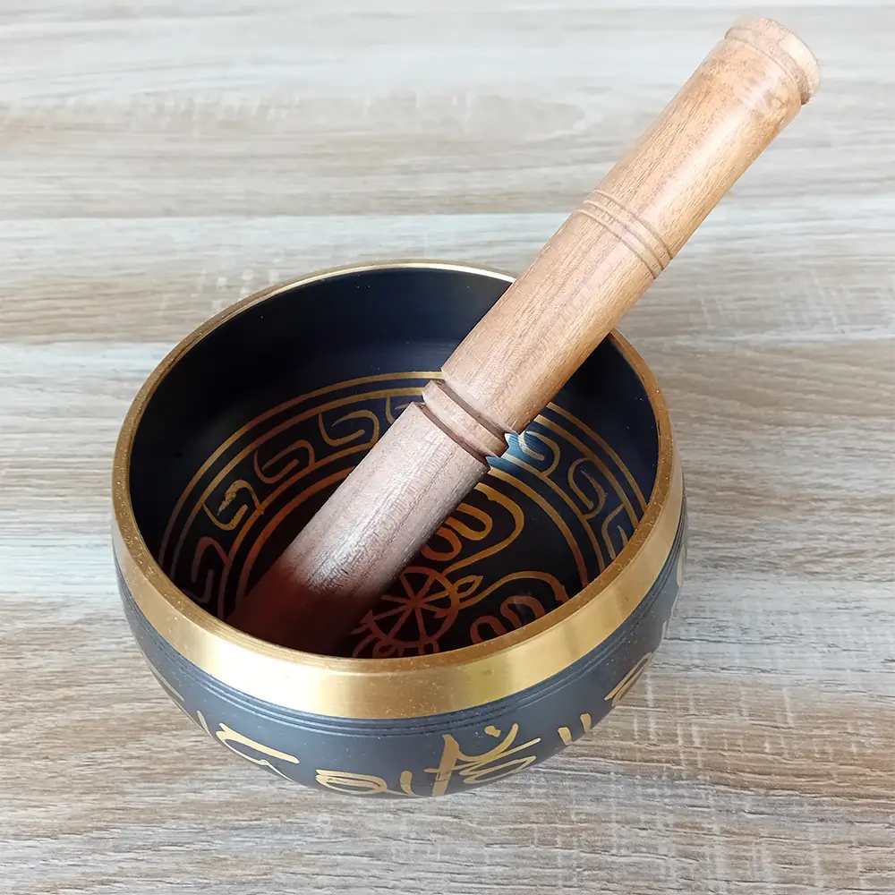 Image d'un grand bol chantant tibétain. Objet d'épanouissement personnel idéal pour méditer, le bol chantant tibétain est disponible en 3 tailles : moyen, grand et très grand. Il émet des vibrations sonores harmonieuses grâce à son bâton spécial. Disponible chez Zen Aatma - boutique zen et ésotérique.