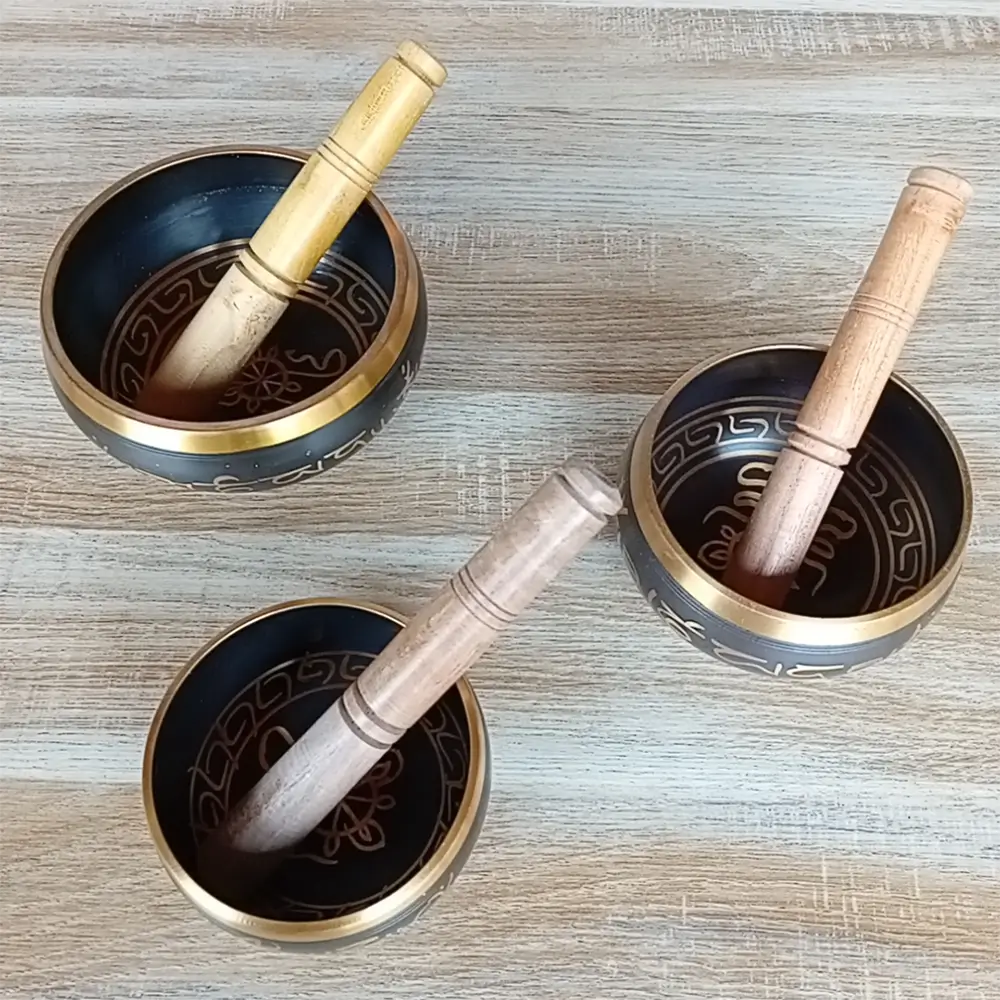 La gamme de bols tibétains, objets d'épanouissement personnel idéal pour la méditation, la relaxation et les soins énergétiques. Il sont disponibles en 3 tailles : moyen, grand et très grand. Disponibles chez Zen Aatma - boutique zen et ésotérique.