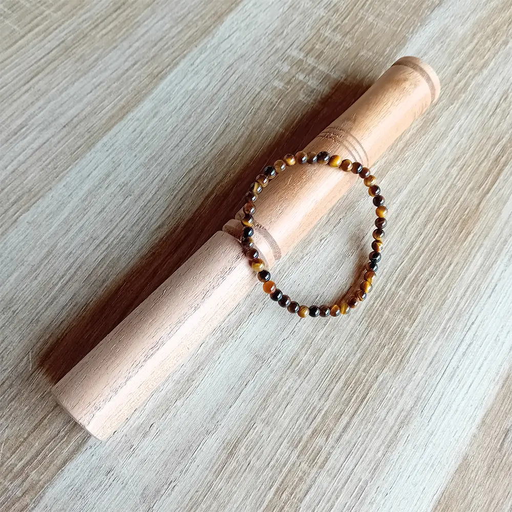Image du bracelet en pierres d'œil de tigre. Discret, raffiné et énergétiquement puissant, ce bracelet en perles d’œil de tigre de 4 mm est un véritable concentré de protection et d’ancrage. Ce bracelet élastique est en vente chez Zen Aatma - boutique zen et ésotérique.