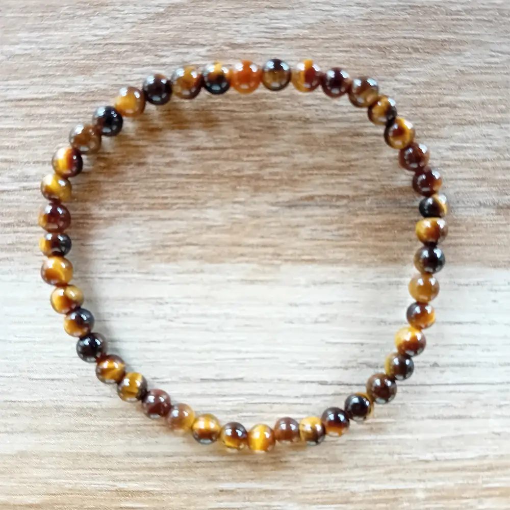 Image du bracelet en pierres d'œil de tigre. Discret, raffiné et énergétiquement puissant, ce bracelet en perles d’œil de tigre de 4 mm est un véritable concentré de protection et d’ancrage. Ce bracelet élastique est en vente chez Zen Aatma - boutique zen et ésotérique.