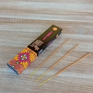 Image de l'encens Tribal Soul Myrrh en bâtonnets. Cette boite d'encens est posée sur un fond zen. Il y a 3 bâtonnets d'encens à la myrrhe posés à côté. Cette fragrance est en vente chez Zen Aatma - boutique zen et ésotérique.