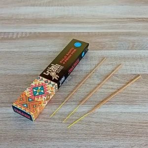 Image de l'encens Tribal Soul Palo Santo et Pin Pinon en bâtonnets. Cette boite d'encens est posée sur un fond zen. Il y a 3 bâtonnets d'encens posés à côté. Cette fragrance est en vente chez Zen Aatma - boutique zen et ésotérique.