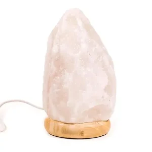 Image de la lampe à sel avec LED. Elle créera une atmosphère de pièce pure et agréable. La lumière diffuse donne une lueur chaleureuse et une sensation harmonieuse. Cette lampe à sel est en vente chez Zen Aatma - boutique zen et ésotérique.