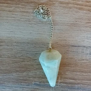 Image du pendule en aventurine naturelle en vente chez Zen Aatma. L'aventurine est une pierre de bien-être, d’équilibre et de croissance personnelle. Fourni avec une chainette de 15 à 20 cm de long, il favorise l’intuition, l’harmonie et l’apaisement émotionnel - boutique zen et ésotérique.