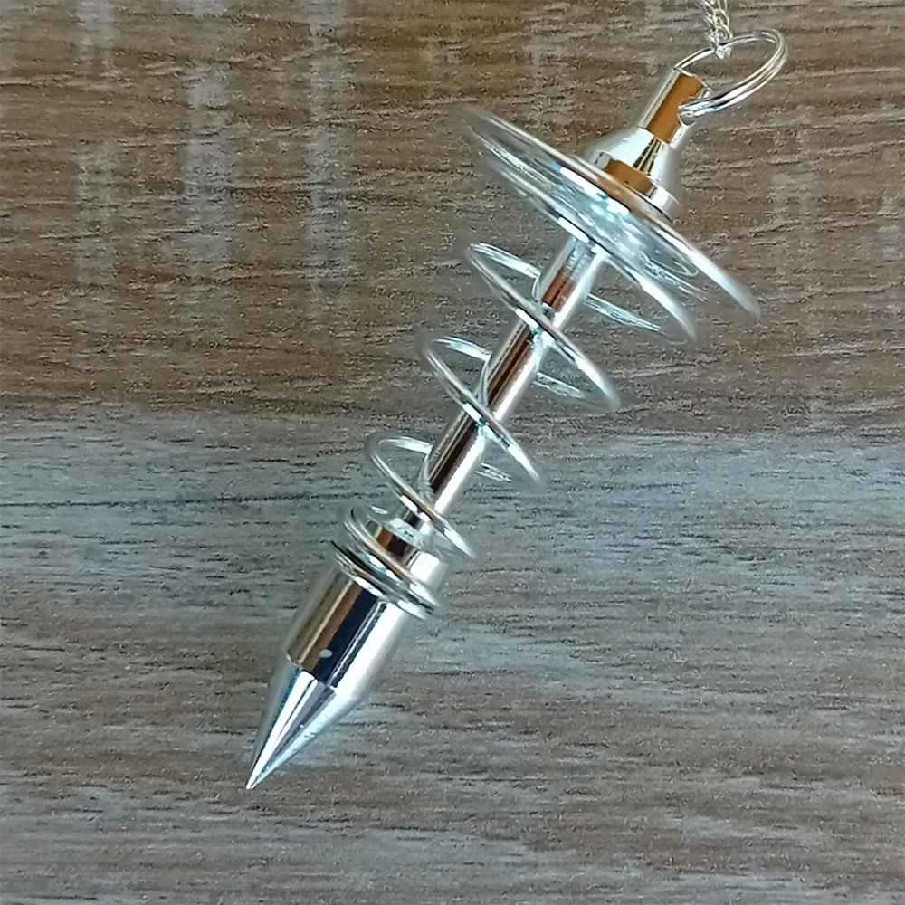 Image du pendule spirale argentée grand modèle en vente chez Zen Aatma. L'image est prise de près pour bien voir la qualité du pendule. Fourni avec une chainette en métal de 16 cm de long, il est idéal pour la radiesthésie, les soins énergétiques et la divination - Zen Aatma boutique zen et ésotérique.