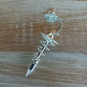 Image du pendule spirale argentée grand modèle en vente chez Zen Aatma. L'image est prise de près pour bien voir la qualité du pendule et de sa chainette. Fourni avec une chainette en métal de 16 cm de long, il est idéal pour la radiesthésie, les soins énergétiques et la divination - Zen Aatma boutique zen et ésotérique.