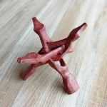 Image du trépied Cobra ouvert. Ce support pour coquille d'ormeau ou bol chantant laqué rouge est en vente chez Zen Aatma - boutique zen et ésotérique.