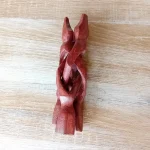 Image du trépied Cobra fermé. Ce support pour coquille d'ormeau ou bol chantant laqué rouge est en vente chez Zen Aatma - boutique zen et ésotérique.