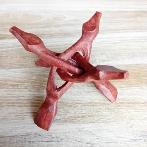 Image du trépied Cobra. Ce support pour coquille d'ormeau ou bol chantant laqué rouge est en vente chez Zen Aatma - boutique zen et ésotérique.