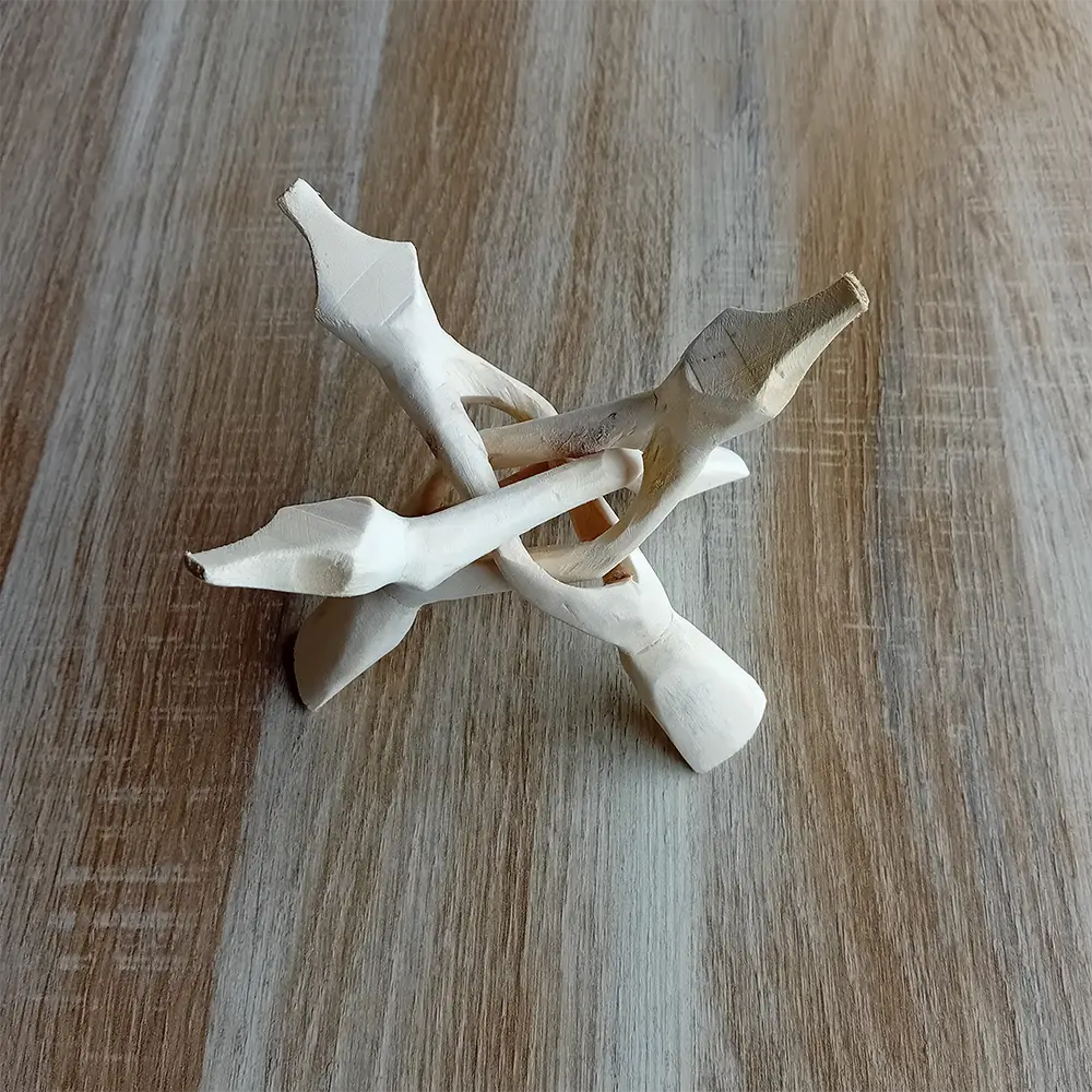 Image du trépied Cobra ouvert. Ce support pour coquille d'ormeau ou bol chantant couleur naturelle est en vente chez Zen Aatma - boutique zen et ésotérique.